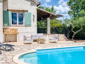 una piscina con dos sillas y una casa en Holiday Home Le Clos des Oliviers by Interhome, en Carcès 22 fotos más