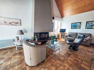 un salon avec un canapé et une cheminée dans l'établissement Holiday Home Les Courlis by Interhome, à Boudilleau