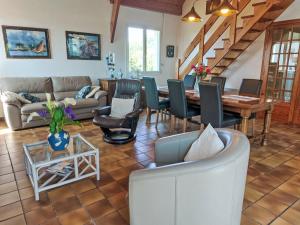 un salon avec un canapé, une table et des chaises dans l'établissement Holiday Home Les Courlis by Interhome, à Boudilleau