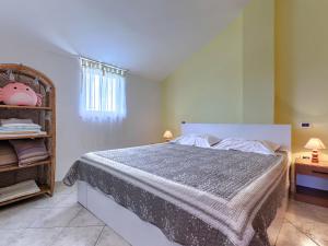sypialnia z dużym łóżkiem i oknem w obiekcie Apartment Fabiana by Interhome w mieście Valdebek