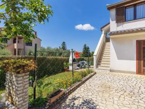 dom z płotem i chodnikiem w obiekcie Apartment Fabiana by Interhome w mieście Valdebek