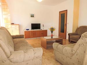 een woonkamer met twee banken en een tv bij Holiday Home Vista by Interhome in Labin