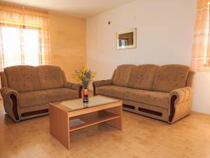 een woonkamer met twee banken en een salontafel bij Holiday Home Vista by Interhome in Labin +24 foto's