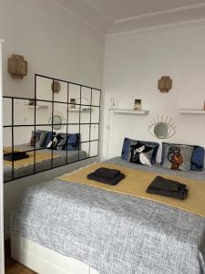sypialnia z dużym łóżkiem z 2 lustrami w obiekcie Nice 2 Rooms Full Appartement in Paris w Paryżu