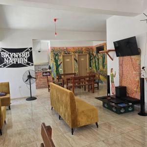 Posezení v ubytování Saranda Poseidonas Hostel + 37 fotografií