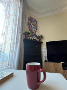 Telewizja i/lub zestaw kina domowego w obiekcie Nice 2 Rooms Full Appartement in Paris