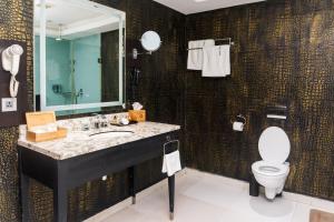 Bilik mandi di GreenPoint Hotel