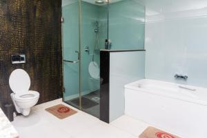 Bilik mandi di GreenPoint Hotel