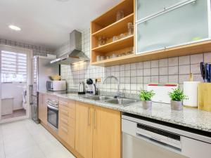 una cucina con lavello e frigorifero di Apartment Sun Village I by Interhome a Palau-Saverdera