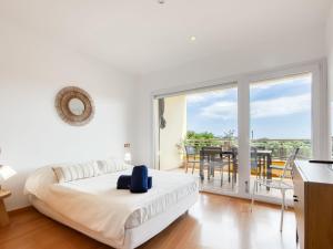 un soggiorno bianco con letto e tavolo di Apartment Sun Village I by Interhome a Palau-Saverdera