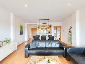 un soggiorno con divano in pelle nera di Apartment Sun Village I by Interhome a Palau-Saverdera Altre 30 foto