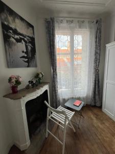 Telewizja i/lub zestaw kina domowego w obiekcie Nice 2 Rooms Full Appartement in Paris
