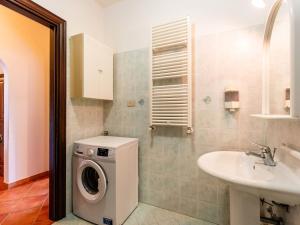 A bathroom at Apartment La Colombera-2 by Interhome