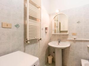 A bathroom at Apartment La Colombera-2 by Interhome