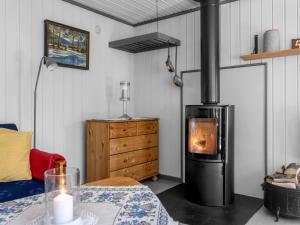 ein Wohnzimmer mit einem Holzofen im Zimmer in der Unterkunft Chalet Sandrabu by Interhome in Øyuvstad + 29 Fotos