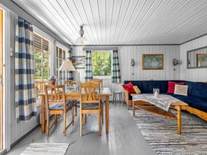 ein Wohnzimmer mit einem blauen Sofa und einem Tisch in der Unterkunft Chalet Sandrabu by Interhome in Øyuvstad