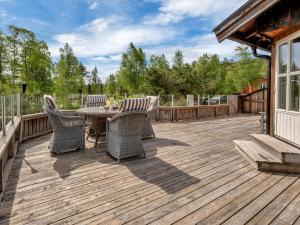 Un patio con una mesa y sillas en una terraza. en Holiday Home Solfridbu by Interhome, en Øyuvstad