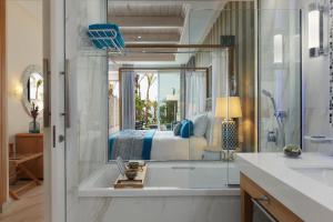 Letto o letti in una camera di Amavi, MadeForTwo Hotels - Paphos