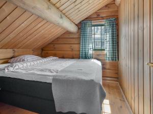 Postel nebo postele na pokoji v ubytování Holiday Home Annebu - SOW090 by Interhome