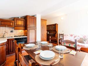Una cocina con una mesa con platos encima. en Apartment La Colombera-6 by Interhome, en Diano Castello