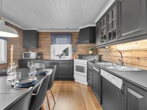 TjaldalにあるHoliday Home Utsikten by Interhomeのキッチン(黒いキャビネット、テーブル、椅子付) +36枚の写真