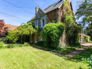 una vieja casa con hiedra a un lado. en Holiday Home La Gicquelière by Interhome, en Jullouville-les-Pins
