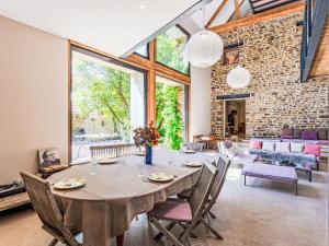 Un comedor con mesa y sillas en Holiday Home La Gicquelière by Interhome, en Jullouville-les-Pins