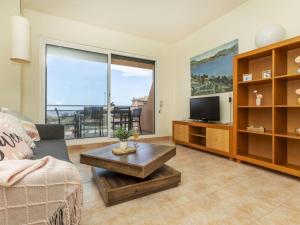 A television and/or entertainment centre at Apartment Port Pals EIII by Interhome
