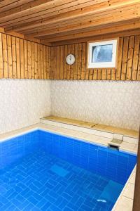 Bazén v ubytování Apartment Apt B 027 by Interhome nebo v jeho okolí