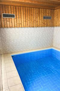 Bazén v ubytování Apartment Apt B 027 by Interhome nebo v jeho okolí