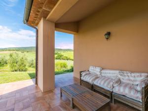 patio z kanapami i stołem oraz widokiem w obiekcie Holiday Home Il Fienile by Interhome w mieście Bibbona +37 zdjęć