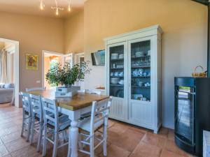 jadalnia ze stołem i krzesłami w obiekcie Holiday Home Il Fienile by Interhome w mieście Bibbona