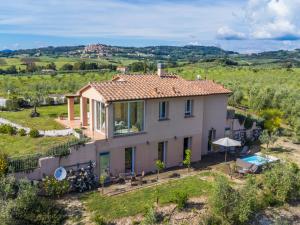 z góry widok na dom na wsi w obiekcie Holiday Home Il Fienile by Interhome w mieście Bibbona