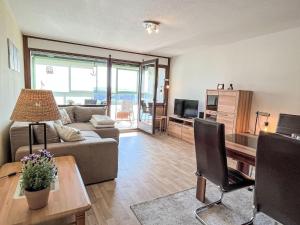 TV a/nebo společenská místnost v ubytování Apartment Bergliebe - G 103 by Interhome