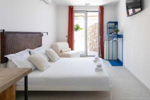 Postel nebo postele na pokoji v ubytování Poolside Architect Studios + 114 fotografií