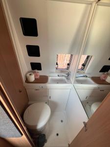 Koupelna v ubytování Motorhome to Drive