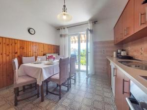 Kuchnia lub aneks kuchenny w obiekcie Apartment Kraljic by Interhome