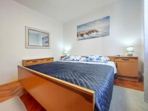 Łóżko lub łóżka w pokoju w obiekcie Apartment Kraljic by Interhome