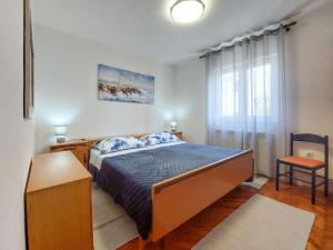 Łóżko lub łóżka w pokoju w obiekcie Apartment Kraljic by Interhome