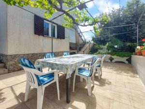 Patio lub wspólna przestrzeń na świeżym powietrzu w obiekcie Apartment Kraljic by Interhome