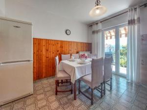 Zdjęcie z galerii obiektu Apartment Kraljic by Interhome w mieście Kornić