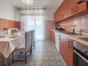 Kuchnia lub aneks kuchenny w obiekcie Apartment Kraljic by Interhome