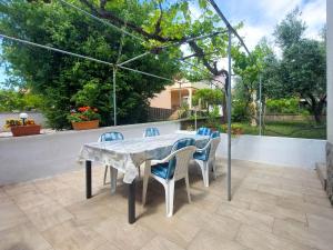Patio lub wspólna przestrzeń na świeżym powietrzu w obiekcie Apartment Kraljic by Interhome