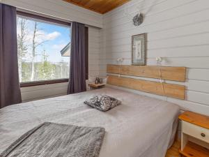ein Schlafzimmer mit einem Bett und einem Kissen darauf in der Unterkunft Holiday Home Mustalampi 5 satakieli by Interhome in Ruka