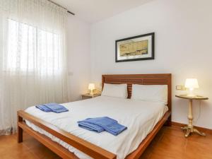 Postel nebo postele na pokoji v ubytování Apartment Punta Garbí by Interhome
