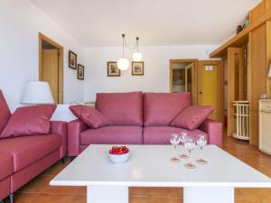 Posezení v ubytování Apartment Punta Garbí by Interhome