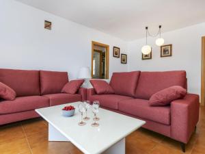 Posezení v ubytování Apartment Punta Garbí by Interhome + 20 fotografií