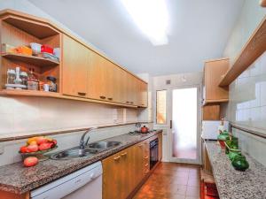 Kuchyň nebo kuchyňský kout v ubytování Apartment Punta Garbí by Interhome