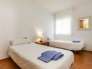 Postel nebo postele na pokoji v ubytování Apartment Punta Garbí by Interhome