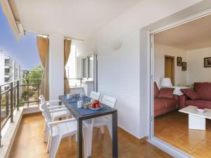 Posezení v ubytování Apartment Punta Garbí by Interhome